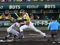 ４回、元山は送りバントをし一塁を駆け抜けるもアウトになる（撮影・山口登）