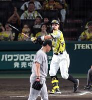 ６回、中越えに先制ソロを放つ佐藤輝（撮影・山口登）