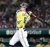 ６回、ソロを放つ佐藤輝（撮影・田中太一）