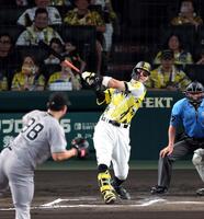 ６回、中越えに先制ソロを放つ佐藤輝（撮影・山口登）