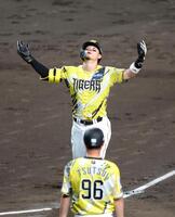 ６回、先制ソロを放ち、空を見上げ生還する佐藤輝（撮影・立川洋一郎）