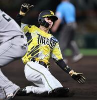 ７回、森下の安打で三塁へすべり込む中野（撮影・田中太一）