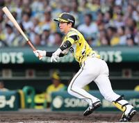 ３回、内野安打を放つ近本（撮影・田中太一）