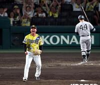 ９回、村上は佐々木を空振り三振に打ち取り、完封勝利を挙げ雄たけびあげる（撮影・山口登）