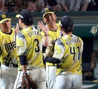 完封勝利を挙げた村上を笑顔で迎える藤川監督（撮影・山口登）