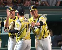 完封勝利を挙げた阪神・村上頌樹を笑顔で迎える藤川監督（撮影・山口登）