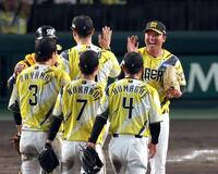 完封勝利を挙げ、笑顔でナインとタッチする村上（右）＝撮影・山口登