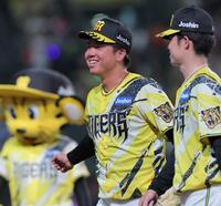 完封勝利を挙げ、笑顔を見せる村上（撮影・西田忠信）