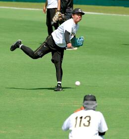 登板へ向けて調整する村上（撮影・立川洋一郎）