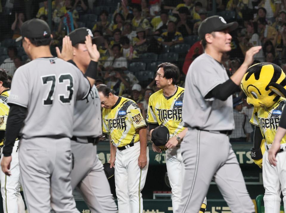 巨人に連敗した藤川監督は橋上監督代行（手前左）がナインを迎える中、あいさつする（撮影・田中太一）