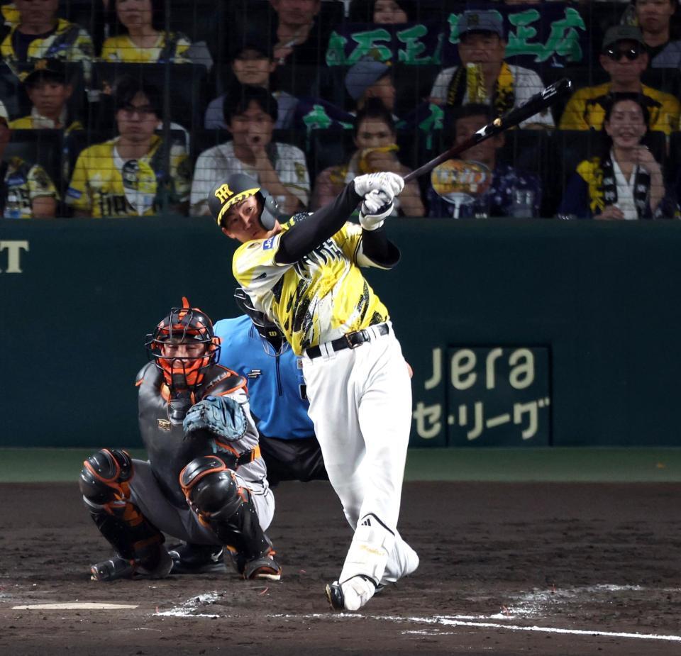 ９回、左前打を放つ立石（捕手・小林）＝撮影・山口登