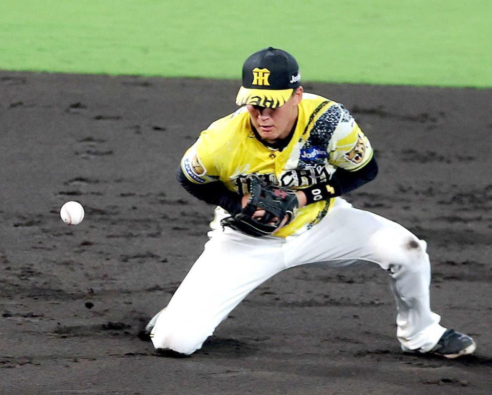 　４回、小浜の打球をファンブルする元山（撮影・立川洋一郎）