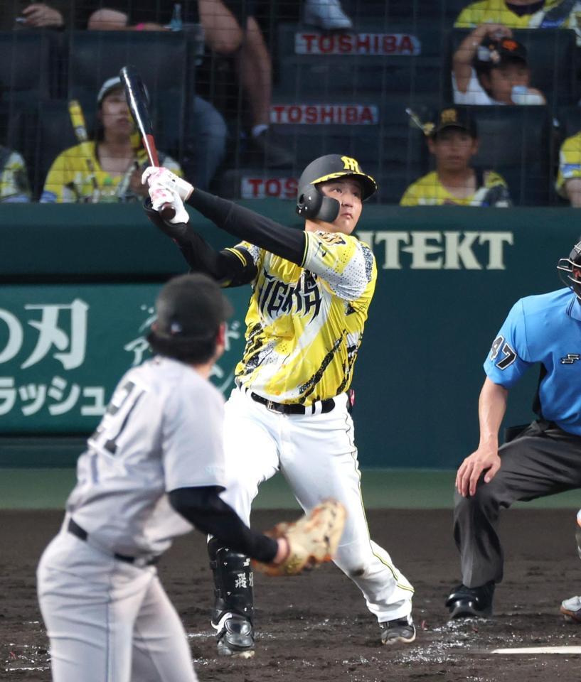 ３回、先制の左犠飛を放つ元山（撮影・山口登）