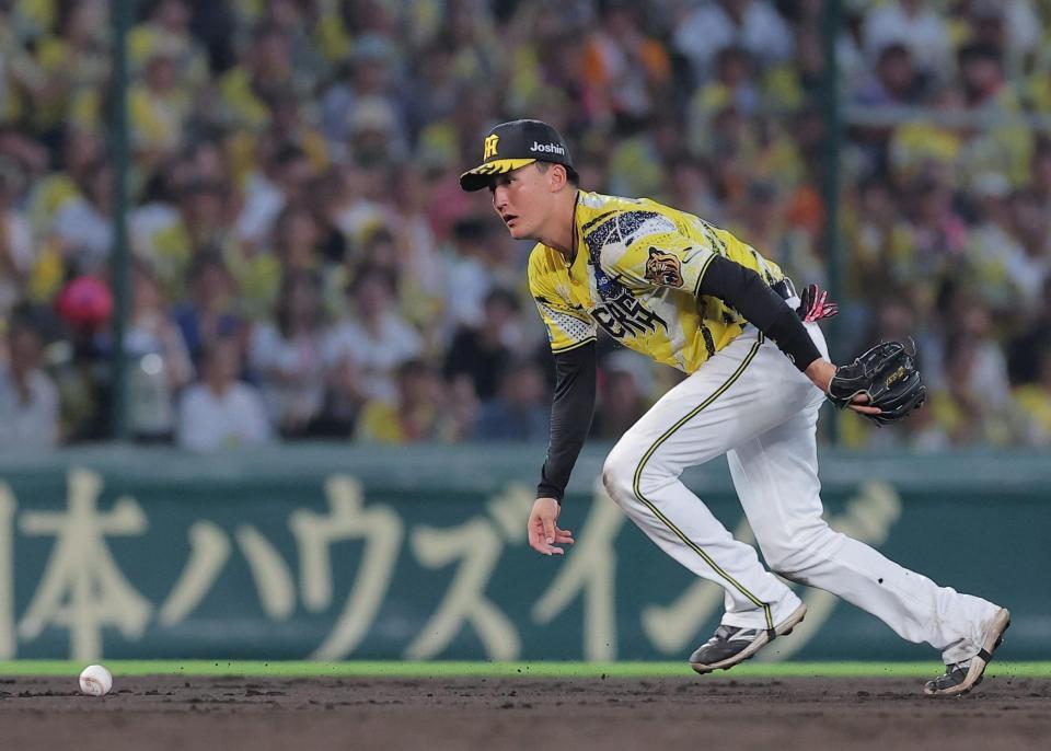 ４回、小浜の打球を失策する元山（撮影・西田忠信）