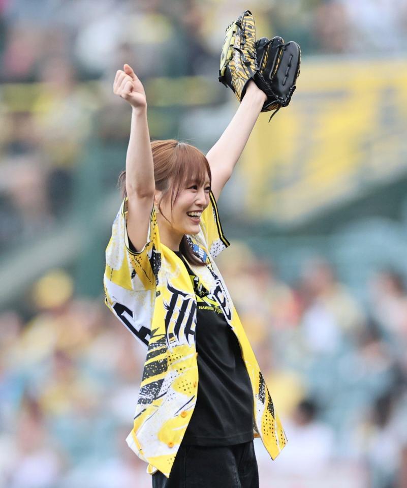 投げ終わって両手をあげる山本彩（撮影・田中太一）