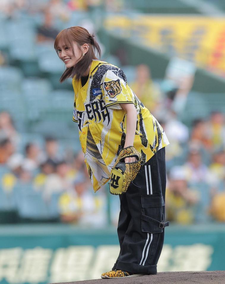 ファーストピッチセレモニーを終えスタンドに一礼する山本彩（撮影・西田忠信）