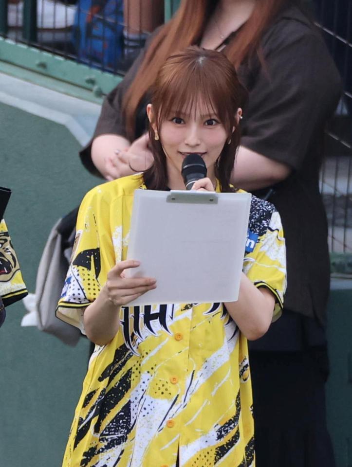 試合前、選手紹介する山本彩（撮影・山口登）
