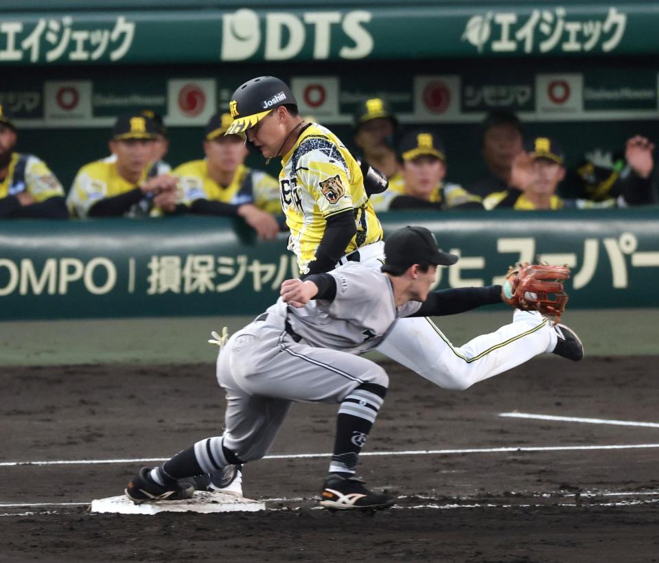 ４回、元山は送りバントをし一塁を駆け抜けるもアウトになる（撮影・山口登）