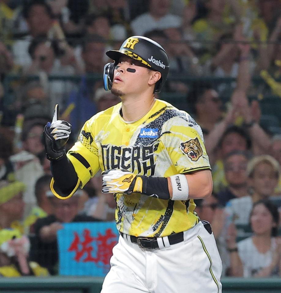 ６回、先制ソロを放ちダイヤモンドを一周する佐藤輝（撮影・西田忠信）