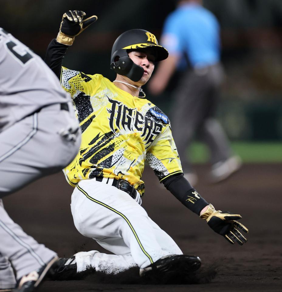 ７回、森下の安打で三塁へすべり込む中野（撮影・田中太一）
