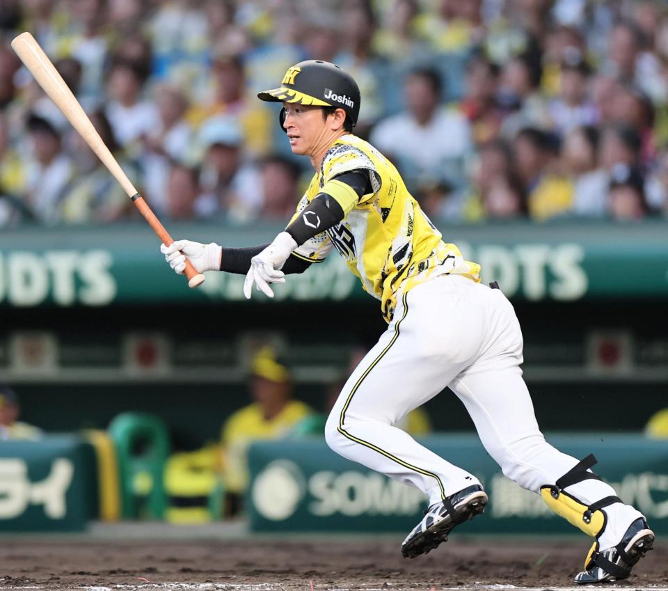 ３回、内野安打を放つ近本（撮影・田中太一）