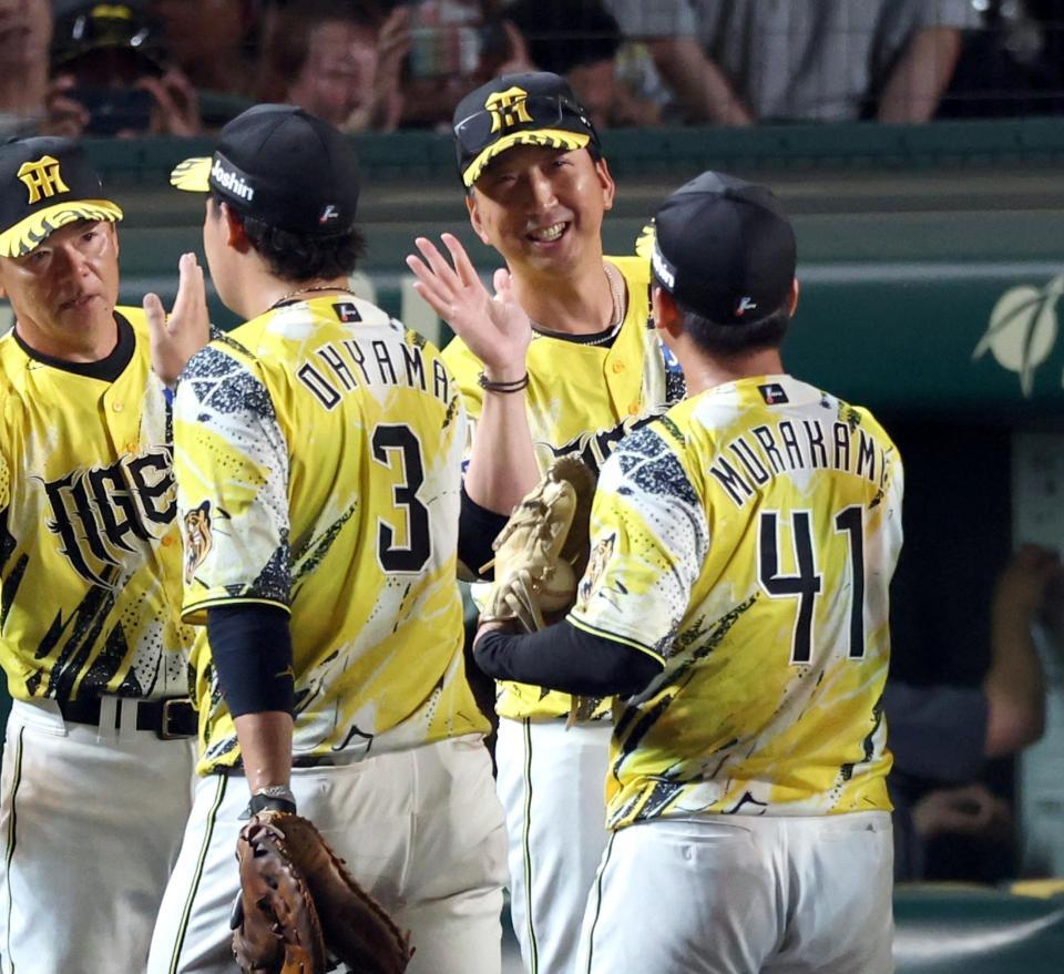 完封勝利を挙げた村上を笑顔で迎える藤川監督（撮影・山口登）