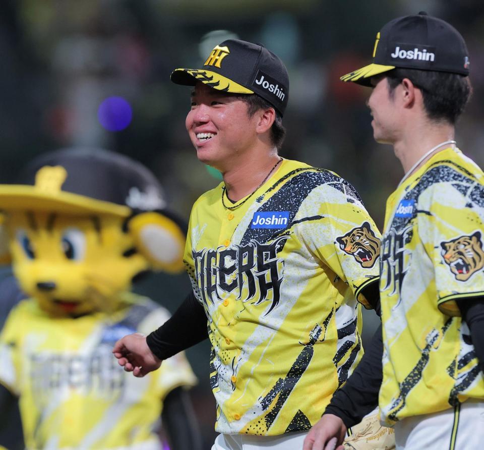 完封勝利を挙げ、笑顔を見せる村上（撮影・西田忠信）