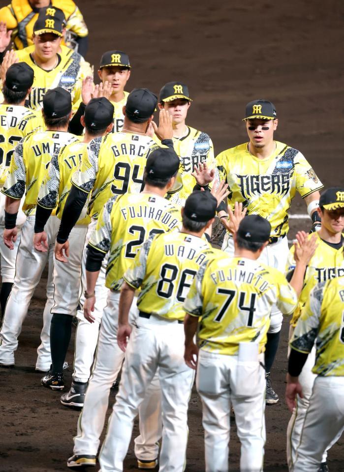 藤川監督（中央左）と勝利のタッチを交わす佐藤輝（同右）＝撮影・立川洋一郎