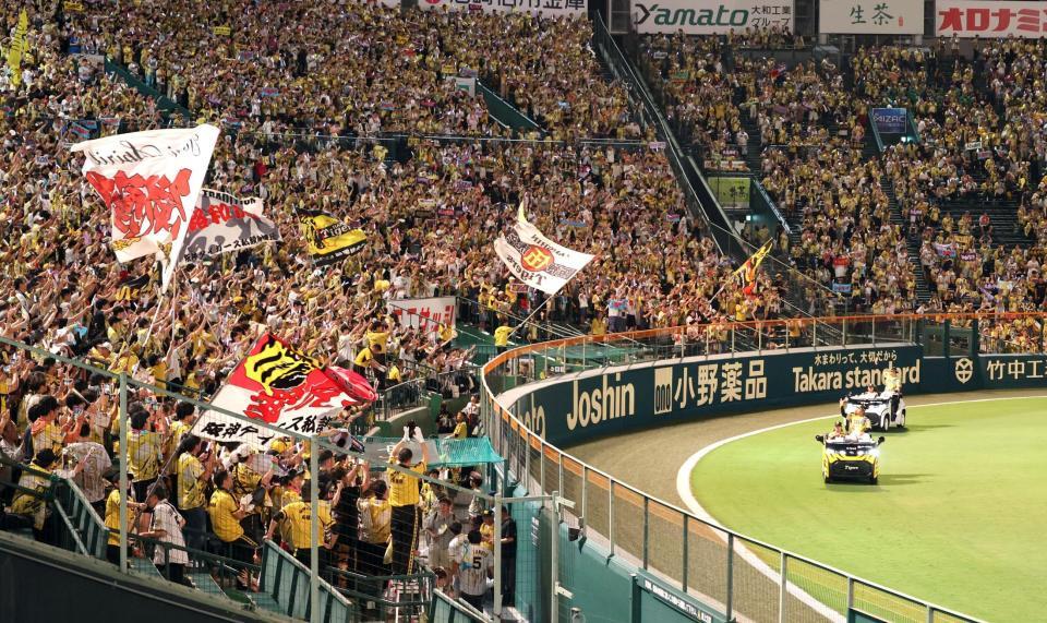 巨人に勝利し、村上と佐藤輝はリリーフカーに乗りグラウンドを一周する（撮影・山口登）