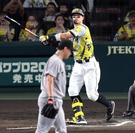 ６回、中越えに先制ソロを放つ佐藤輝（撮影・山口登）