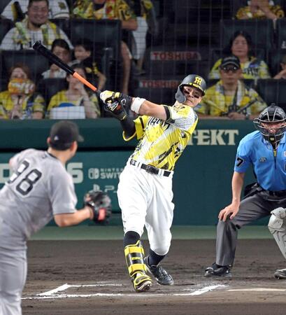　６回、中越えに先制ソロを放つ佐藤輝（撮影・山口登）