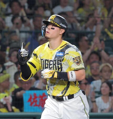 ６回、先制ソロを放ちダイヤモンドを一周する佐藤輝（撮影・西田忠信）