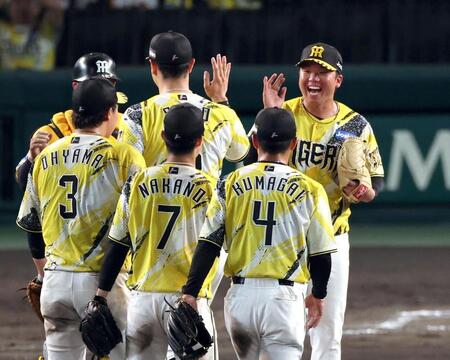 完封勝利を挙げ、笑顔でナインとタッチする村上（右）＝撮影・山口登