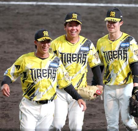 完封勝利を挙げ笑顔を見せる村上（中央）＝撮影・立川洋一郎