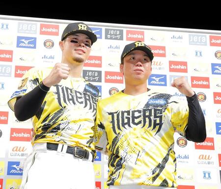 お立ち台でポーズを決める佐藤輝（左）と村上（撮影・西田忠信）