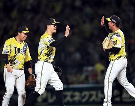 完封した村上を笑顔で祝福する佐藤輝（撮影・田中太一）