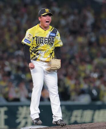 完封勝利を挙げ、喜びを爆発させる村上（撮影・西田忠信）