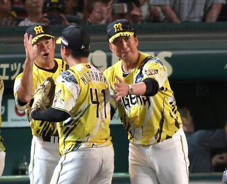 完封勝利を挙げた阪神・村上頌樹を笑顔で迎える藤川監督（撮影・山口登）