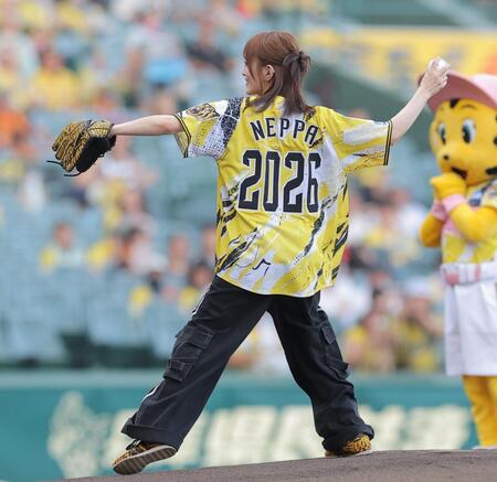 ファーストピッチセレモニーに登場した山本彩（撮影・西田忠信）