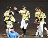 　完封勝利を挙げた村上（左奥）と勝利のハイタッチを交わす佐藤輝（撮影・立川洋一郎）