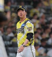 ８回を終え、選手交代を告げた藤川監督（撮影・西田忠信）