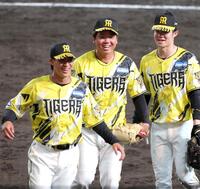 完封勝利を挙げ笑顔を見せる村上（中央）＝撮影・立川洋一郎