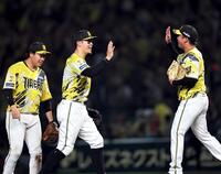 完封した村上を笑顔で祝福する佐藤輝（撮影・田中太一）