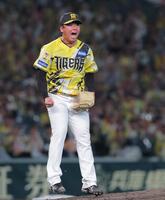 完封勝利を挙げ、喜びを爆発させる村上（撮影・西田忠信）