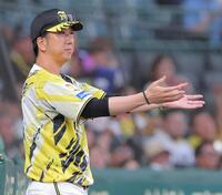 ４回、元山の一塁判定にリクエストする藤川監督（撮影・西田忠信）