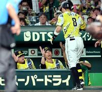 ６回、ソロを放った佐藤輝を迎える藤川監督（撮影・田中太一）