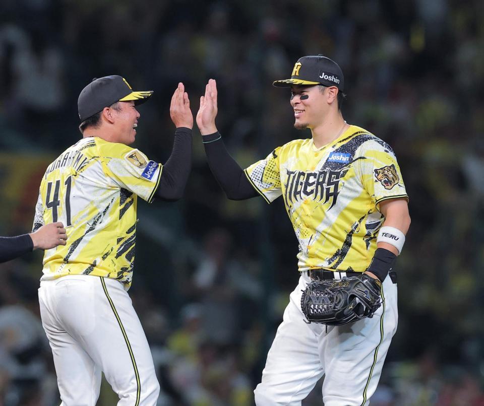 村上（左）と勝利を喜ぶ佐藤輝（撮影・西田忠信）