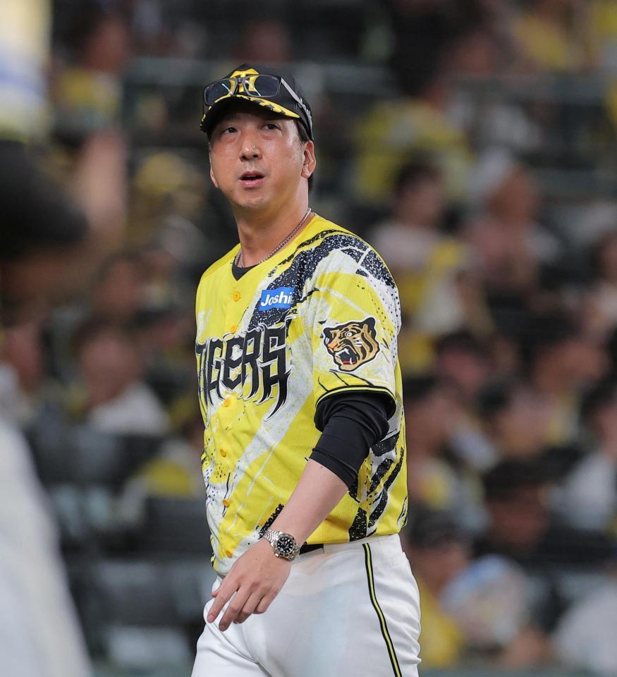 ８回を終え、選手交代を告げた藤川監督（撮影・西田忠信）
