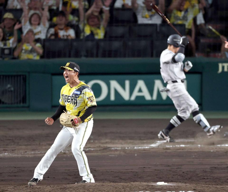 　９回、佐々木を空振り三振に斬り、完封勝利に雄たけびを上げる村上（撮影・山口登）
