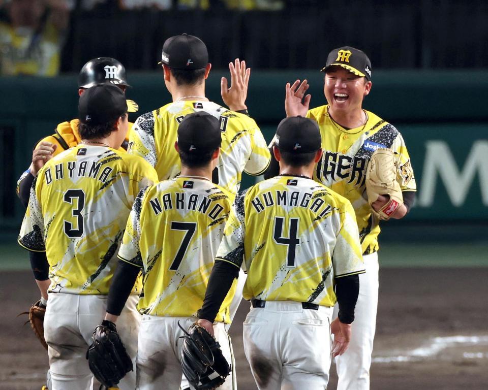 完封勝利を挙げ、笑顔でナインとタッチする村上（右）＝撮影・山口登